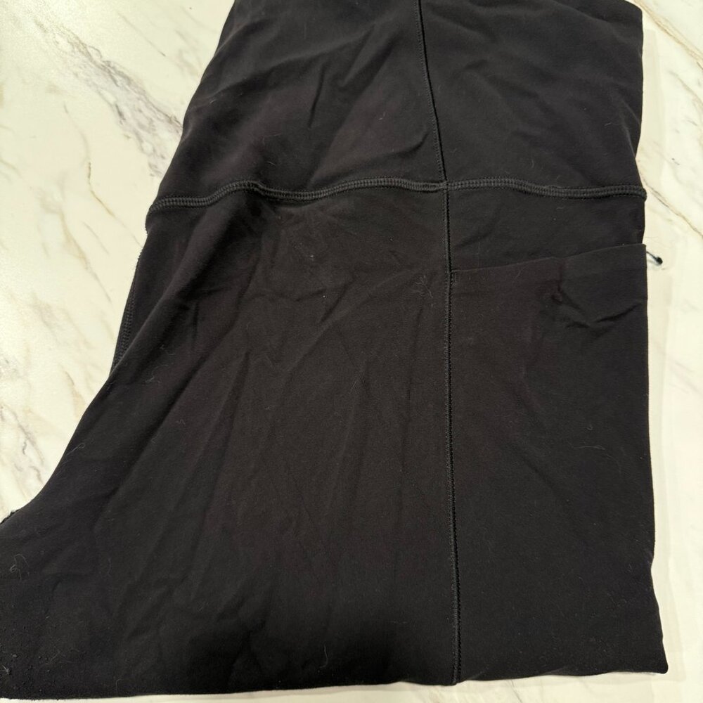 Athleta Black Salutation Stash Capri Leggings